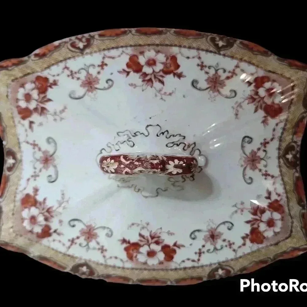 Oval covered vegetable dish *antique*
